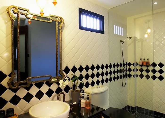 Hotell Baan Chart 4*